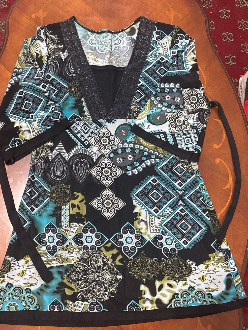 Womenโs Patterned V-Neck Top in Teal and Black